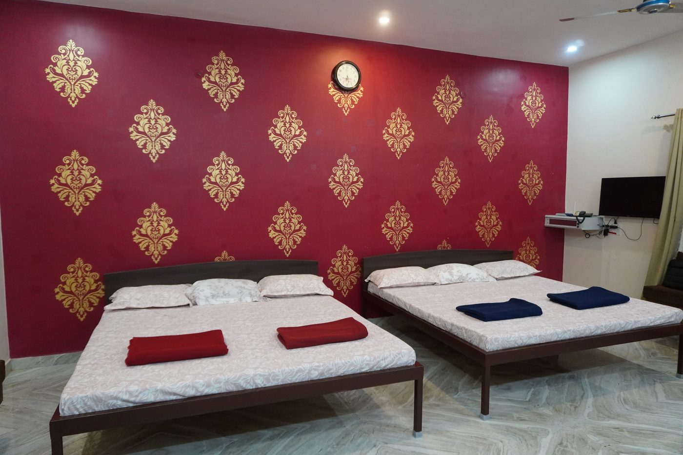 Living hall with beds and TV